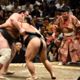【2026年】大相撲九州場所 完全ガイド——一般発売を待つと出遅れる4段階のチケット構造・初日と千秋楽がともに日曜という巡り合わせ・車イス席だけ別枠という落とし穴を徹底解説